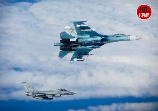 Российские Су-27 оттеснили британские разведывательные самолеты от границ России