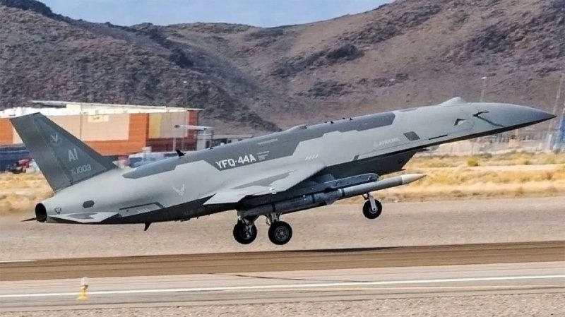 Беспилотник YFQ-44A Fury впервые выполнил полет в паре с истребителями F-35