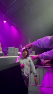 Baby Cute расписалась на чехле своего фаната во время концерта в Иркутске