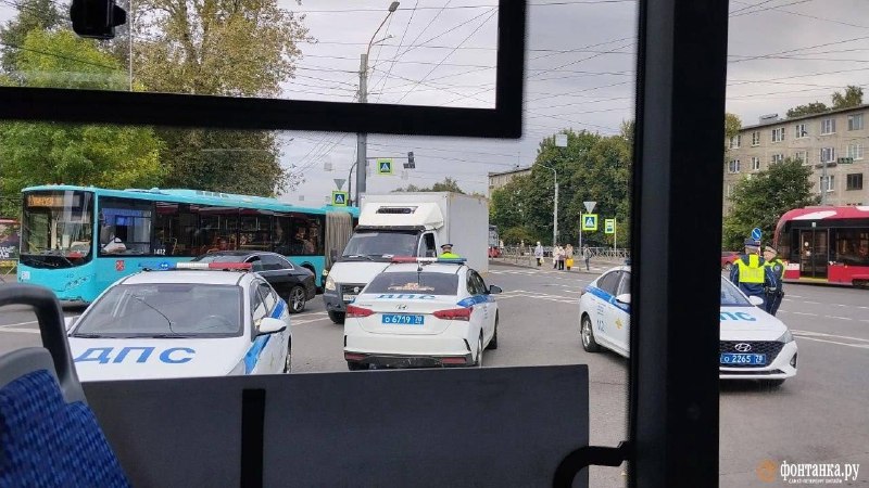 Пассажиры автобуса в Петербурге 40 минут ждали окончания разбирательств водителя с ДПС