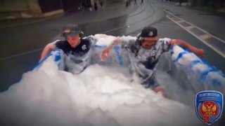 Пенная вечеринка в пикапе в Петербурге закончилась штрафом от ГИБДД