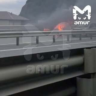 Автомобиль Nissan сгорел дотла на трассе во Владивостоке