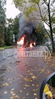Две машины пылают на Институтском проспекте