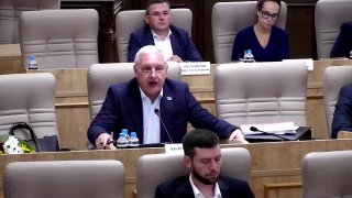 В Екатеринбурге депутат потребовал заменить падел-площадку на платную парковку