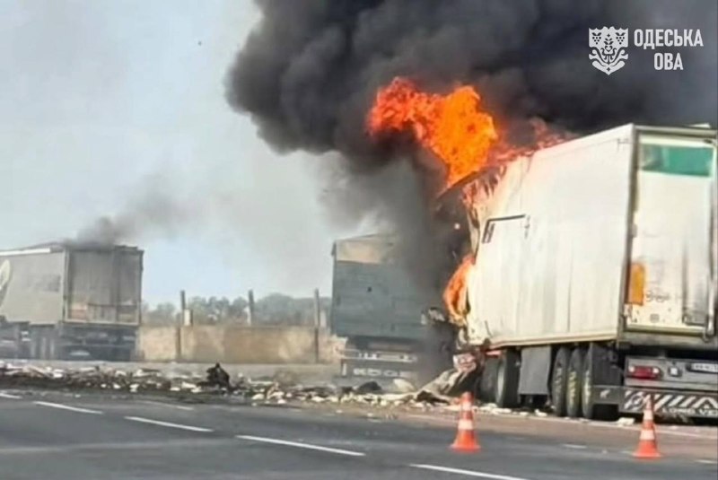 Грузовые автомобили горят в Одесской области после прилёта