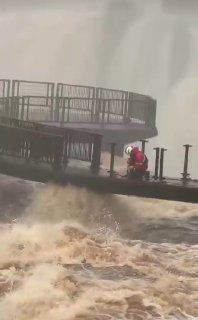 Водопад Игуасу в Бразилии смывает смотровую площадку из-за паводка