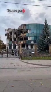 В Кременчуге дворники в салатовых жилетах защищаются от ТЦК после взрыва на здании телерадиокомпании