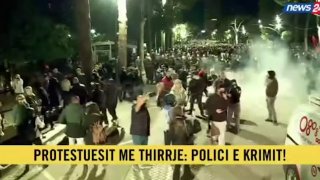 В столице Албании вспыхнули протесты с нападениями на здание парламента