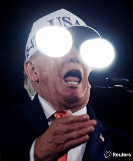 Отражение света на пуленепробиваемом экране во время митинга Трампа в Северной Каролине