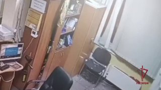 Мужчина без штанов ворвался в школу и атаковал Росгвардию огнетушителем