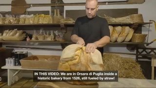 Итальянский пекарь использует печь 1526 года постройки