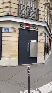 В Париже банки не снимают защиту с отделений, доступ к наличным ограничен