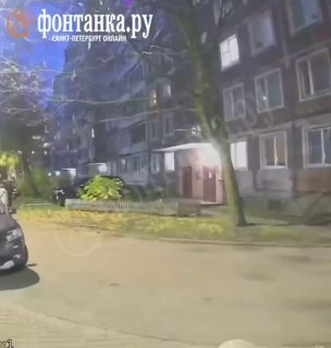 В полицию Колпино заявили о летающей двери, упавшей с крыши дома