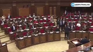 В парламенте Армении произошла массовая драка между представителями власти и оппозиции