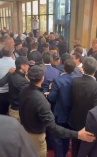 Потасовка продолжилась и вне стен зала заседаний парламента Армении