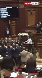 В соцсетях появились кадры столкновений в парламенте Армении
