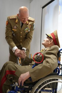 111-летний румынский ветеран появился на церемонии в гитлеровском «Железном кресте»