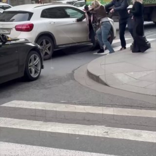 На Большом проспекте Петроградки произошел агрессивный дорожный конфликт между водительницами