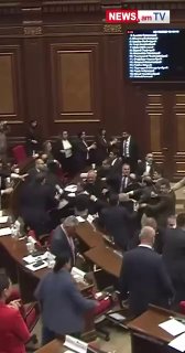 Пашинян поддержал вице-спикера Армении, швырнувшего стул в оппозиционного депутата