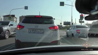 В Адыгее подросток пытался уйти от погони, катаясь на капоте полицейской машины
