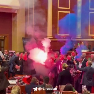 Оппозиция в Албании сорвала заседание парламента на фоне массовых протестов
