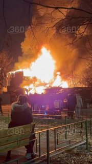 В Мытищах площадь пожара в частном секторе достигла почти тысячи квадратных метров