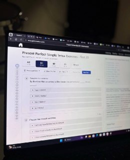 Популярный сервис для изучения английской грамматики Grammarism предлагает онлайн-тесты и PDF-материалы