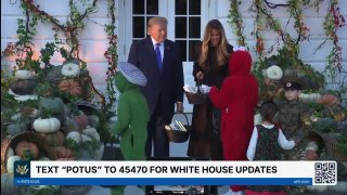 Дональд Трамп раздает конфеты детям на Хеллоуин