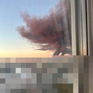 Новокуйбышевск в дыму после атаки украинских беспилотников
