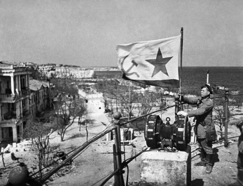 Россия отмечает 85-летие начала героической обороны Севастополя