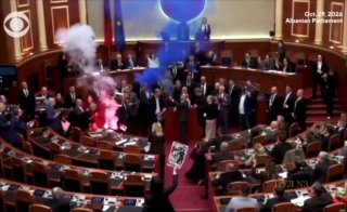 Депутаты в Албании устроили файер-шоу в парламенте во время голосования по закону о ЦБ