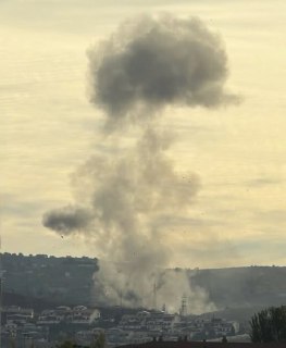 Мощный взрыв на заводе боеприпасов в испанской Гранаде привел к пожару и ранениям пяти человек