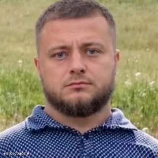 Грустный брюнет в голубой рубашке стал главным «нейромужчиной» соцсетей