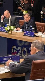 Западные СМИ высмеяли главу МИД Германии из-за фото с Сергеем Лавровым