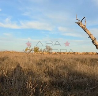 Фронтовая повседневность: бойцы 255-го полка меняют колесо на фоне взрыва