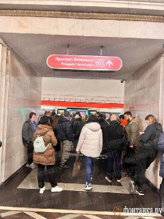 На "красной ветке" метро произошли задержки движения поездов на станции "Владимирская".