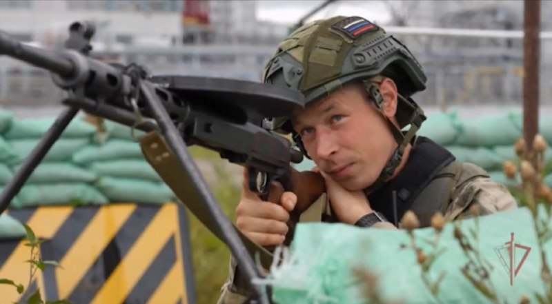 Боец Росгвардии охраняет Курскую АЭС с ручным пулемётом ДПМ.