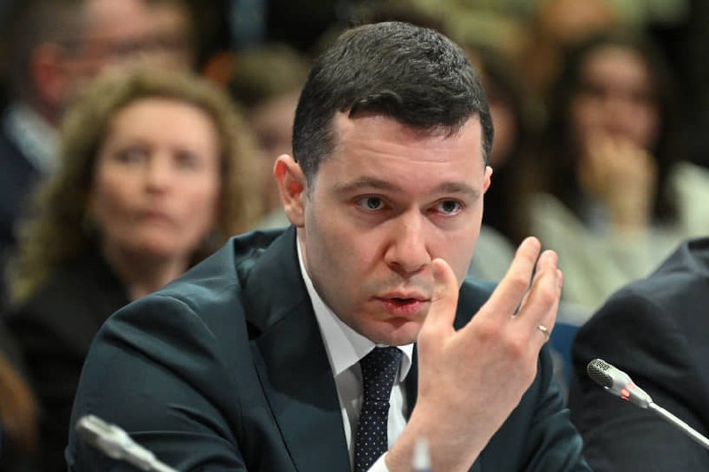Глава Минпромторга призвал прекратить ввоз иностранных самолетов по временному режиму.
