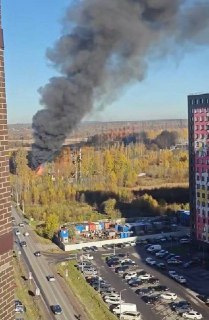 В Мурино произошел пожар, поднявший столб черного дыма.