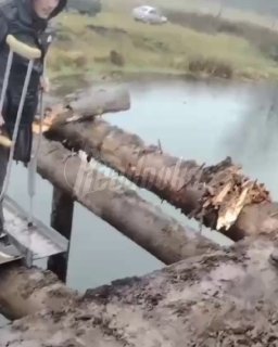 Жители деревень Пермского края оказались отрезаны от цивилизации из-за разобранного моста.