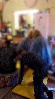 Сотрудницы сети салонов красоты в Петербурге рассказали о провокационных тренингах, проводимых стилистом Денисом Осиповым.