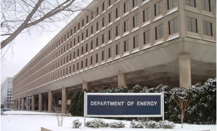 США готовятся отправить тысячи сотрудников в неоплачиваемые отпуска из-за шатдауна.