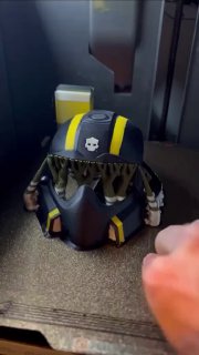 Парень создает шлемы для своего кота из видеоигр с помощью 3D-принтера.