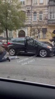В Киеве неизвестные в гражданской одежде задерживают прохожих.