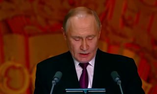 Путин раскритиковал западные СМИ за продвижение ложных ценностей и обозначение террористов как повстанцев.