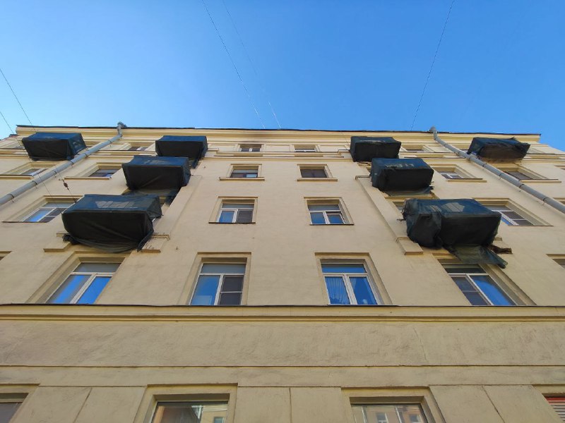 В петербургском доме трещина на жилом доме у строящегося Большого Смоленского моста поползла дальше, а ремонт балконов так и не был выполнен.