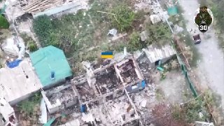 Российские бойцы уничтожили пехоту ВСУ в Покровске и взяли двух пленных.