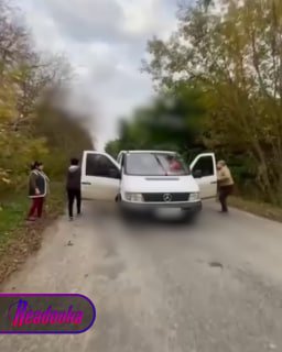 В Хмельницкой области женщины напали на представителей ТЦК палками.