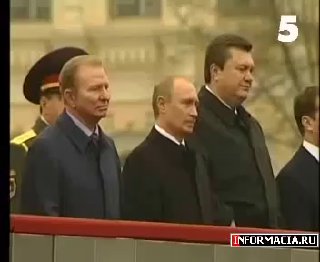 Путин отказался от конфеты Януковича на военном параде в Киеве в 2004 году.
