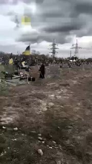 Военный волонтер призвал украинских военных сложить оружие и вернуться домой.